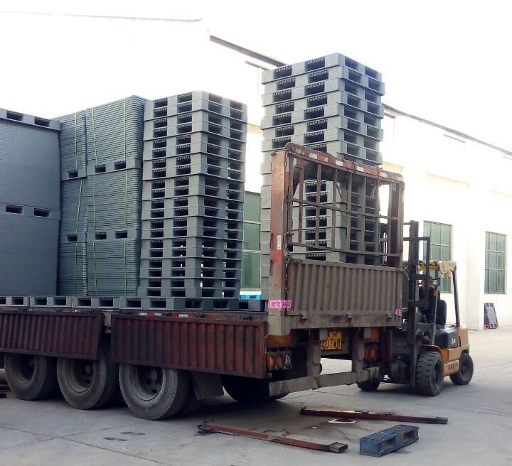 啤酒廠(chǎng)專(zhuān)用灰色塑料托盤(pán)裝車(chē)發(fā)走